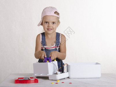 女孩在修理机和玩具微波炉中弄女孩图片