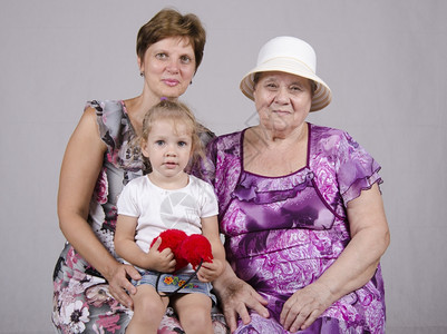 三个人的家庭肖像老女孩曾祖母80岁和祖母50岁图片