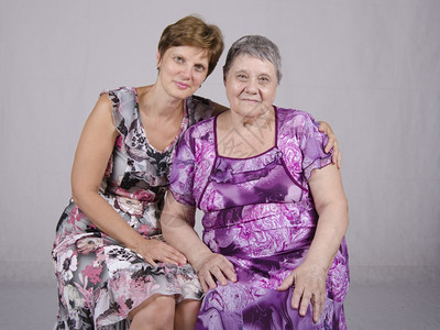 两名妇女的家庭肖像母亲80岁和女儿50岁背景图片