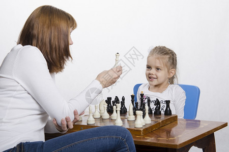 母亲和四岁的女儿坐在桌边下象棋妈讲述了形状图片