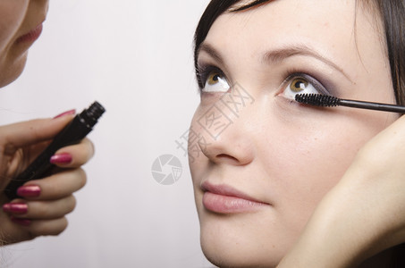 化妆师在模型39上做化妆品她画了眼睫毛模型图片