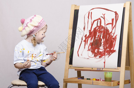 一个三岁女孩的肖像扮演艺术家女孩泥油漆站在你身后图片
