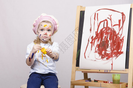 一个三岁女孩的肖像扮演艺术家女孩泥油漆站在你身后图片