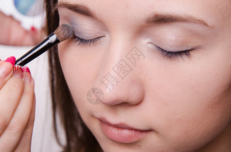 化妆师在时画一个年轻美少女的眼皮图片