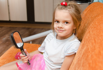 5岁女孩坐在沙发上手拿着镜子图片