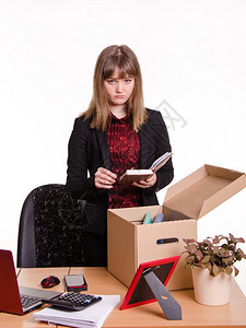 解雇或受于办公室收集或从盒子里提取个人物品的妇女图片