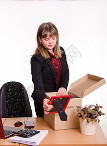 解雇或受于办公室收集或从盒子里提取个人物品的妇女图片