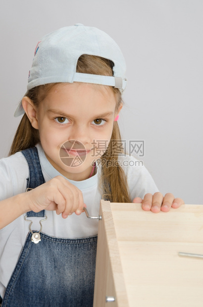 女孩收藏家用斧扳手围着木板架箱的家具图片