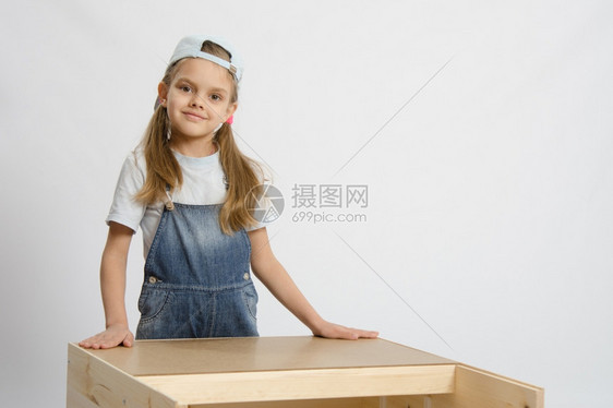 6岁女童玩耍和收集木制柜子图片
