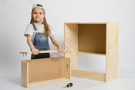 整体衣柜6岁女孩玩耍和收集木制柜子匠收集抽屉背景