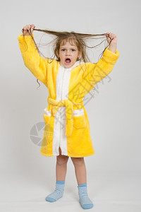 女孩穿着黄色浴袍图片