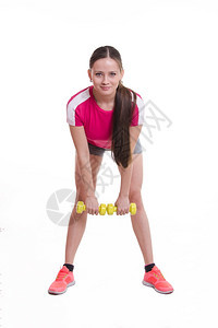 年轻美丽的女孩拥有欧洲人的体育锻炼运动员用哑铃向前弯曲图片
