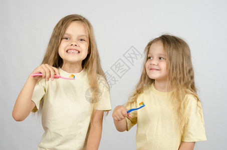 两个女孩在刷牙图片