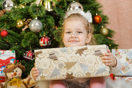 新年的3岁女孩9坐在圣诞树垫子上的衣服图片