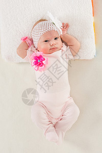 一个两月的欧洲女婴背着绷带在他的头上一朵花躺在张软床上图片
