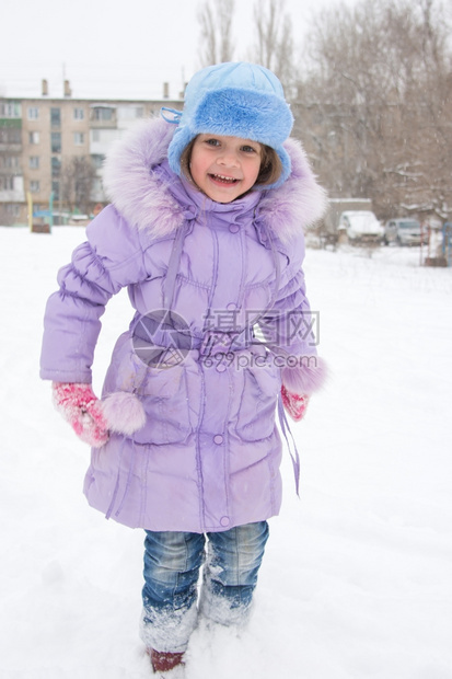 小女孩在雪地里的肖像图片