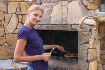 年轻瘦女人准备烤肉图片