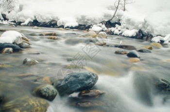 迅速流动的冬季山河因缓慢的闭塞速度而模糊不清图片