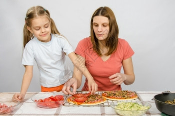 母亲和女儿准备的午餐图片