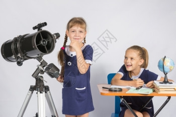 小女孩在使用望远镜另一个女孩在等待观察结果图片
