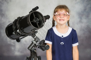 女孩在望远镜上看到的东西感很惊讶图片