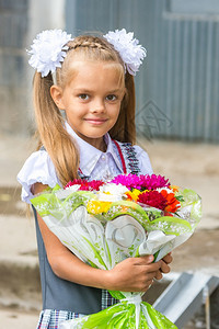 一个7岁女孩的肖像花束图片