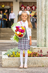 女婴一年级生学校放一束花图片