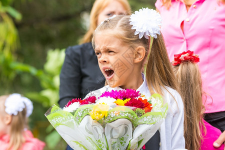小学一年级在群人中学校里盛放一束鲜花和打哈打图片