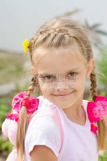 一个金发美女六岁孩的肖像图片