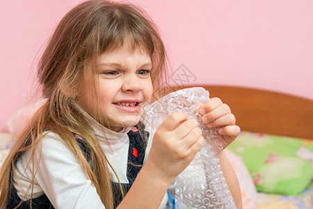 小女孩着捏包装袋上的泡泡球图片