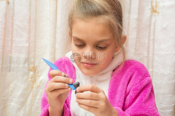 7岁女孩雕刻的粘土工艺品手制作的画在书架上图片