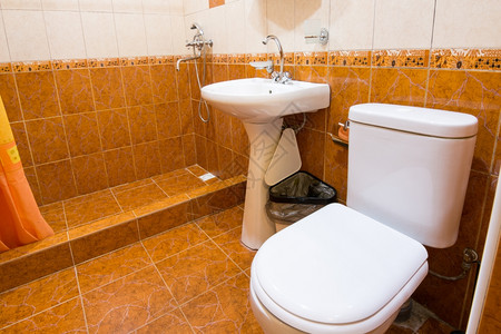浴室加上旅馆淋浴水槽和厕所的高清图片