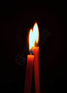 黑色背景的两根烧蜡烛图片