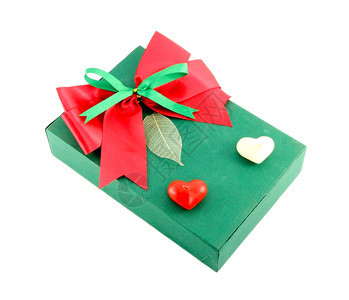 白色背景带红的绿色礼品盒图片