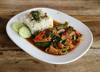 新鲜的泰国式菜炸猪肉配有甜烤和白茉米粘糊图片