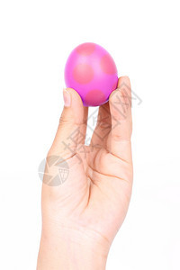 白底背景的手举起一颗彩色鸡蛋图片