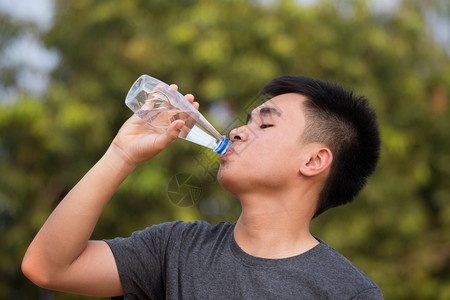 男青年或少用塑料瓶喝的饮水图片