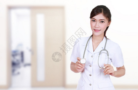 具有医院背景听诊器的护士图片