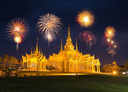 泰国NakhonRatchasima省WatLuangPhoToh寺庙的烟火节任何公众都可以出入图片