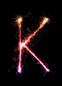 夜间背景的Sparkler烟火灯光字母K首都图片