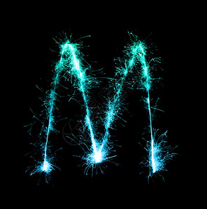 信夜间背景的sparkler烟火轻便字母m首都设计图片