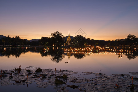 泰国Sukhothai历史公园LoyKratong节寺庙佛像上的光图片