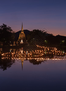 泰国Sukhothai历史公园LoyKratong节寺庙佛像上的光图片