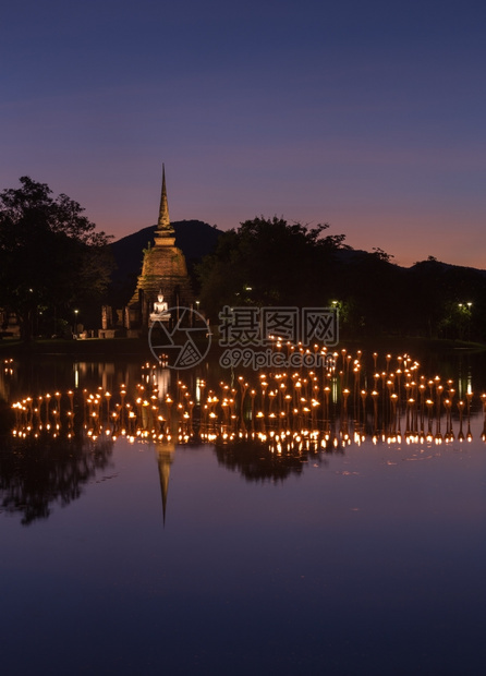 泰国Sukhothai历史公园LoyKratong节寺庙佛像上的光图片