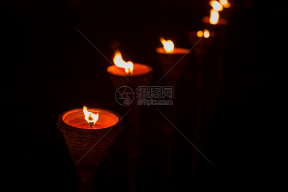 夜间传统木火炬焰图片