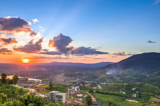 日落开花山脉泰国Phetchabun图片