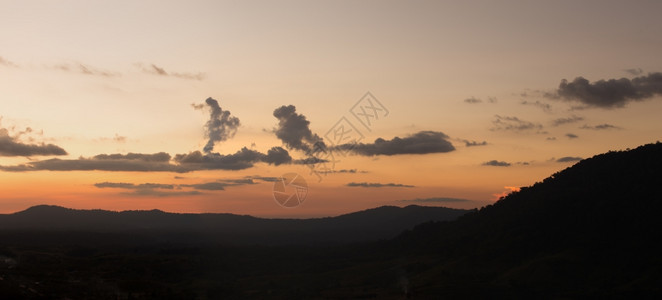 夕阳下的可可山泰国菲察布省图片