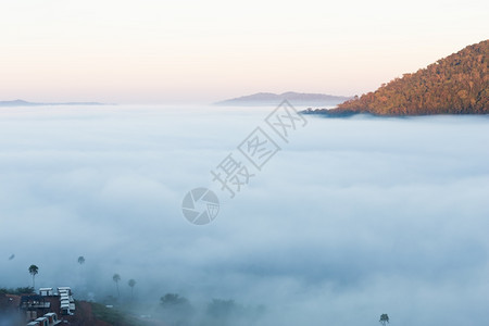 泰国菲察布考霍早晨有雾图片
