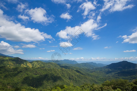 泰国菲察邦考霍山蓝天白云背景图片