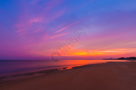 黄昏时日落的赛红海滩泰国Rayong海滨图片